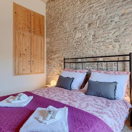 Cozy In With 2 Bedrooms Hébergement de vacances Pula