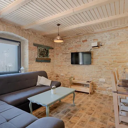 Hébergement de vacances Cozy In With 2 Bedrooms Pula